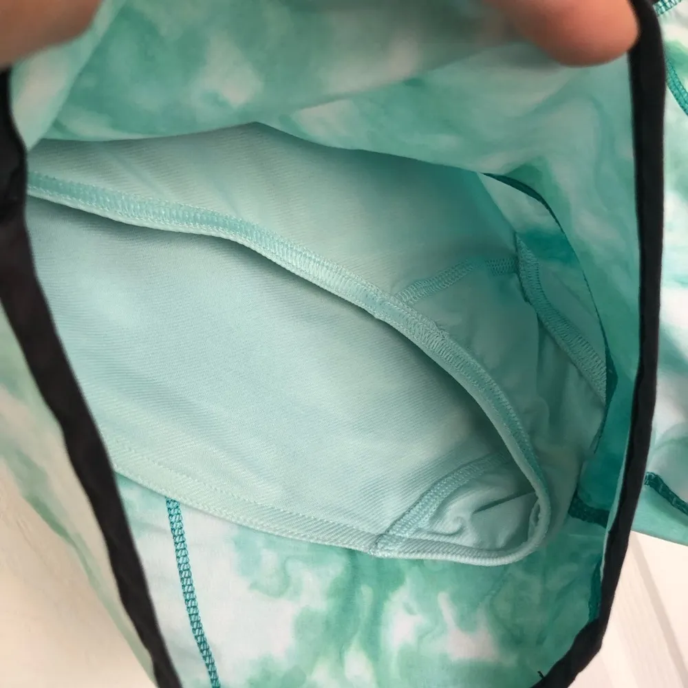 lululemon Speed Shorts Size 4 with Green, White, and Black Spray Dye Vapor - Image 3