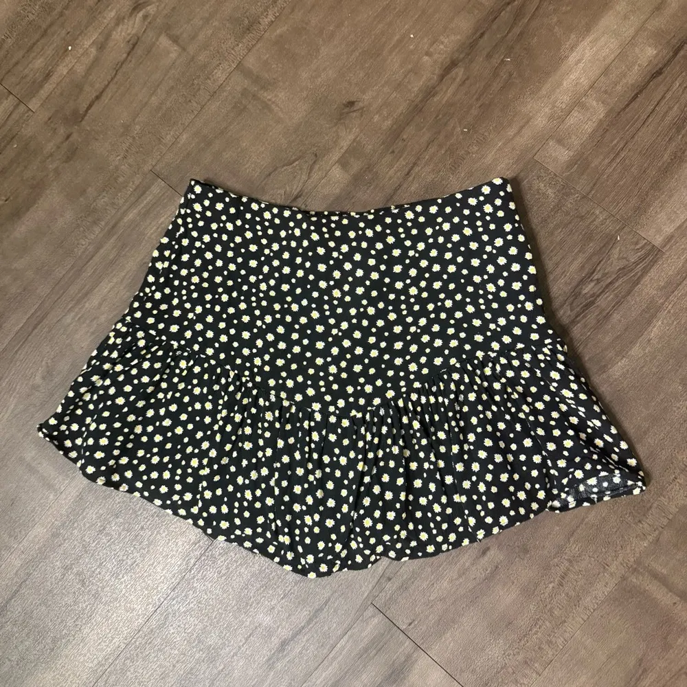 NWOT ZARA DAISY PRINT RUFFLED MINI SKIRT w BUILT IN SHORTS - Image 6