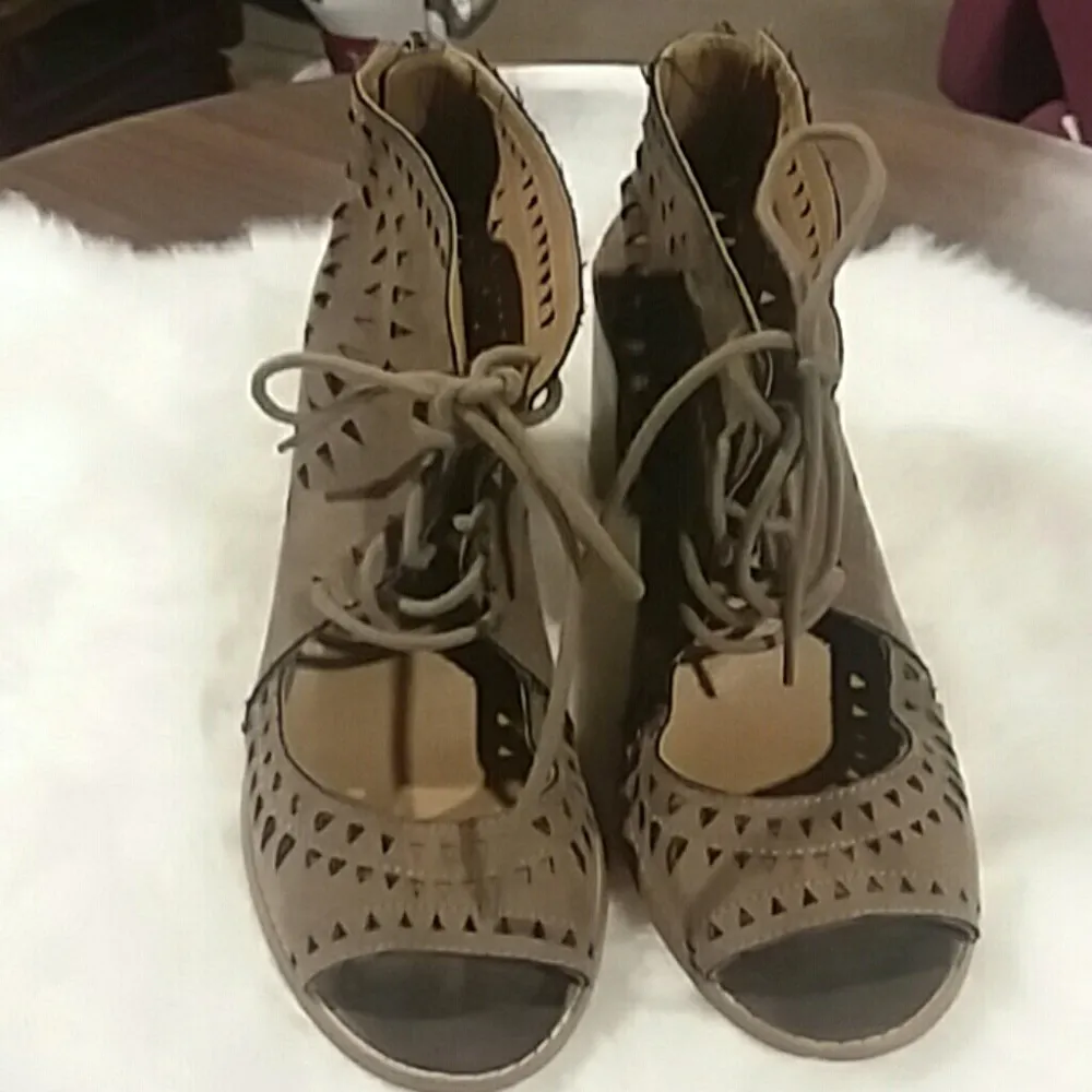 Canyon River Blues Cutout Shooties - Image 2