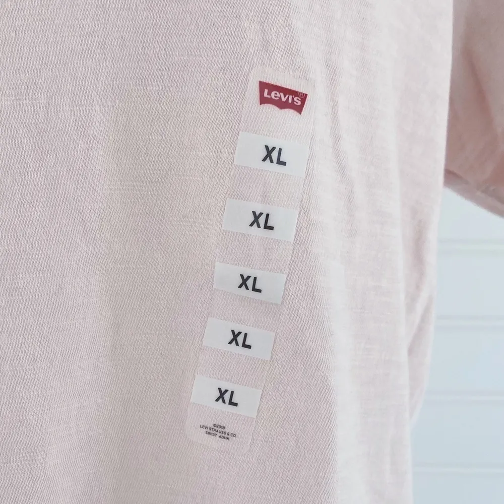 Levi's embroidered logo Tshirt Size XL NEW - Image 5