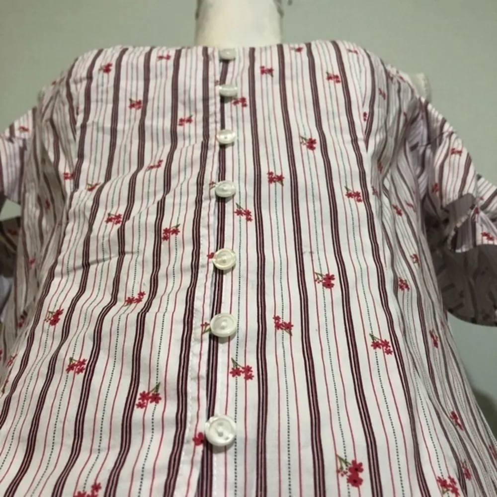 NWOT  Red White Floral Poplin Blouse Top - Image 5