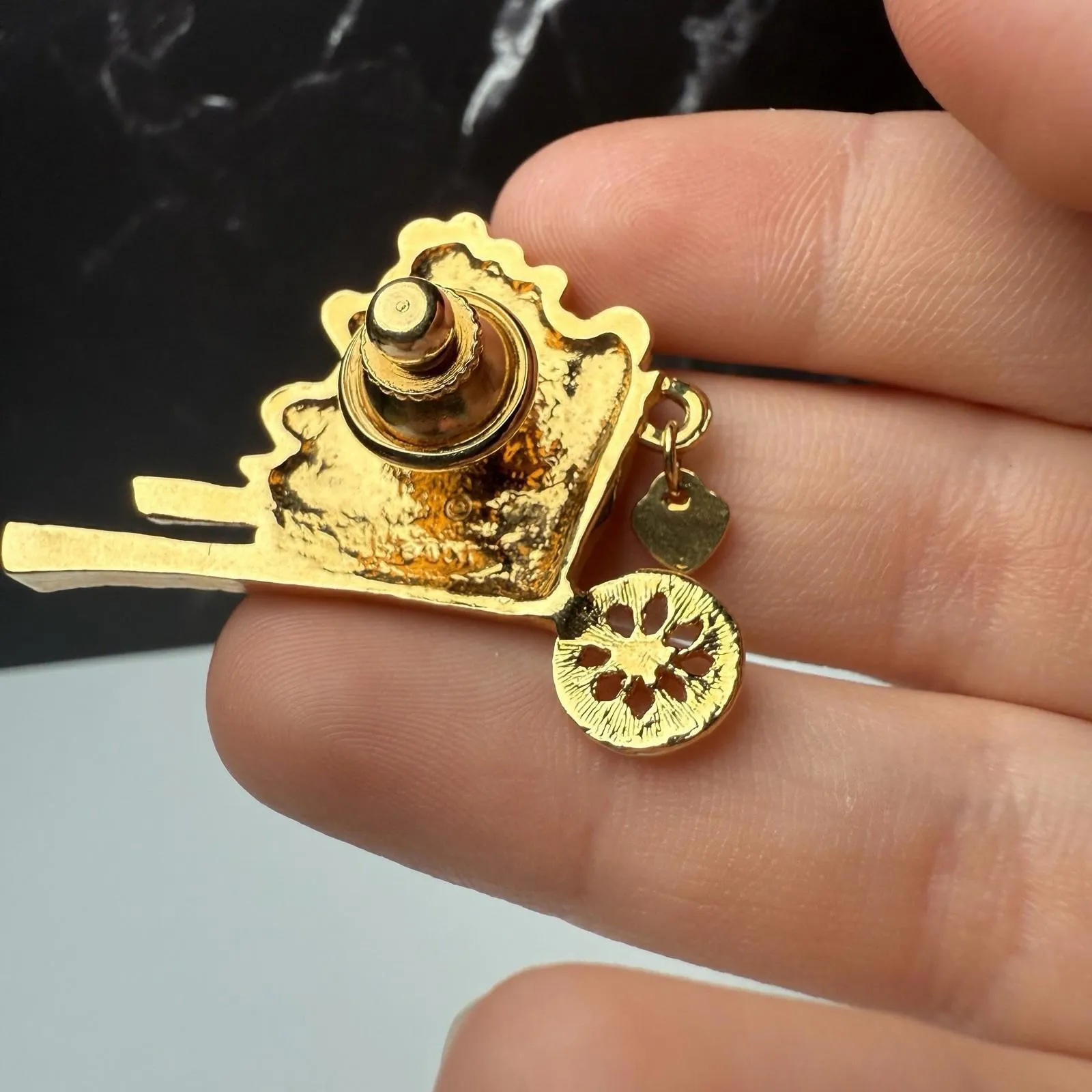 Avon Red Enamel Hearts In A Cart Gold Tone Signed Brooch Pin Valentine’s Day - Image 7