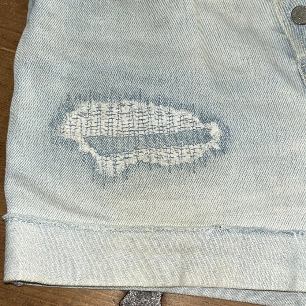 Woman’s Hollister Ultra High Rise Mom Distressed Light Denim Shorts Size 24 - Image 5