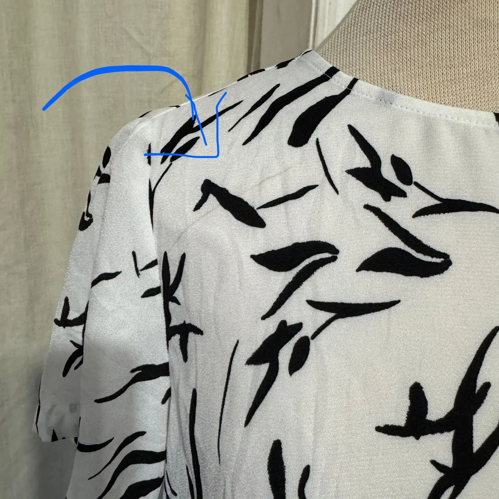 A New Day White Black Abstract Print Short Sleeve Blouse Top - Size S - Image 8