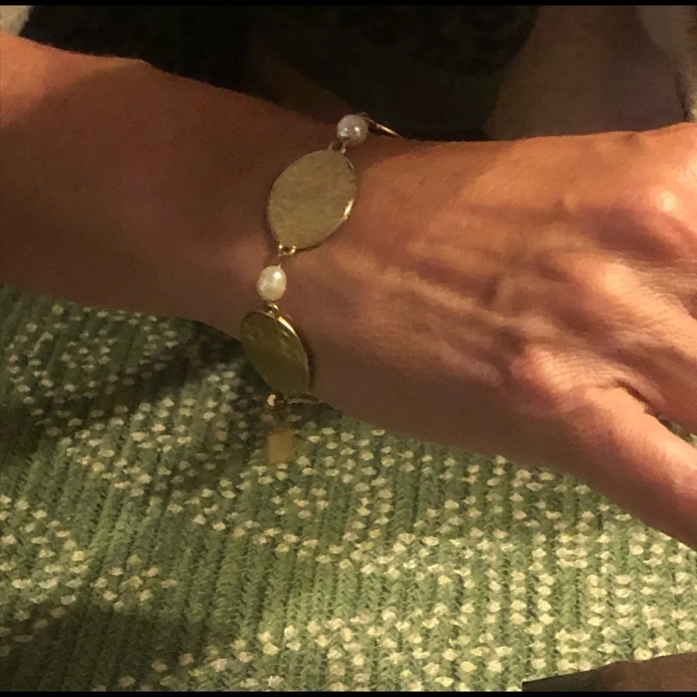 Gold coin, pearl hand chain bracelet - Image 3