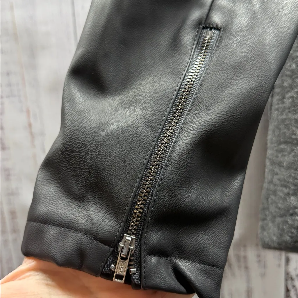 Fabletics NWT Milano Charcoal Gray Fleece with Black Faux Leather Sleeves Coat - Image 5