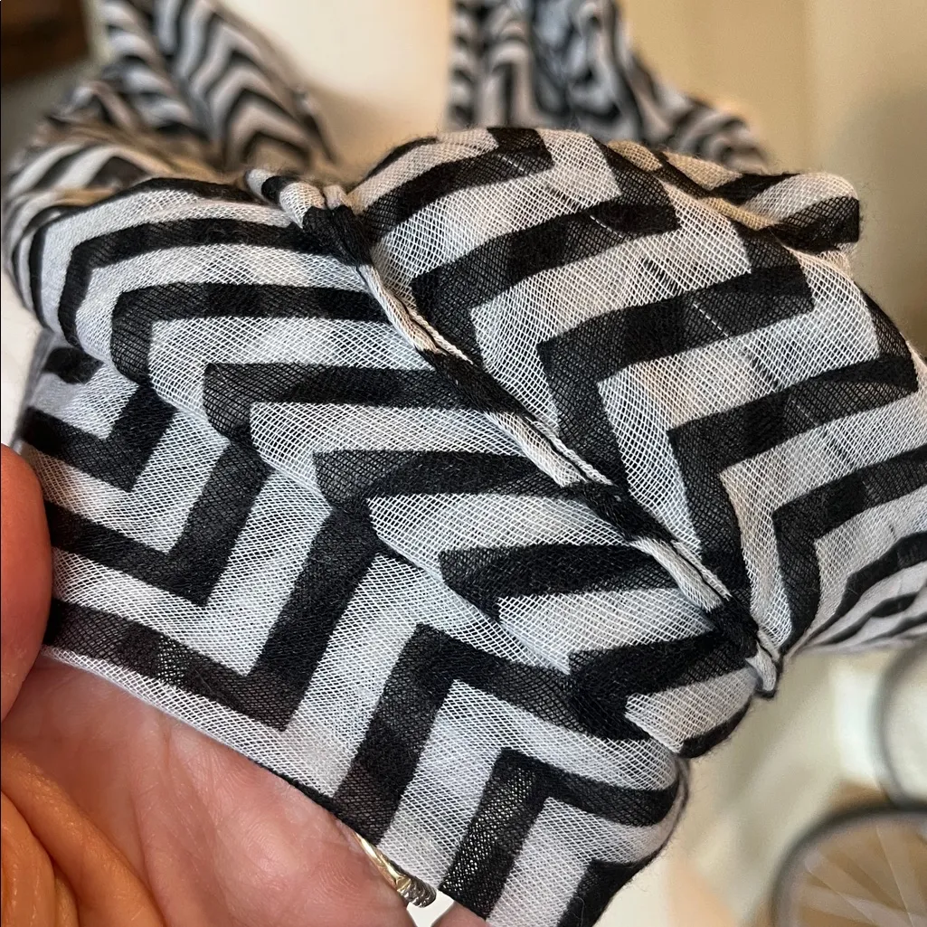 Black and White Chevron Scarf - Image 5