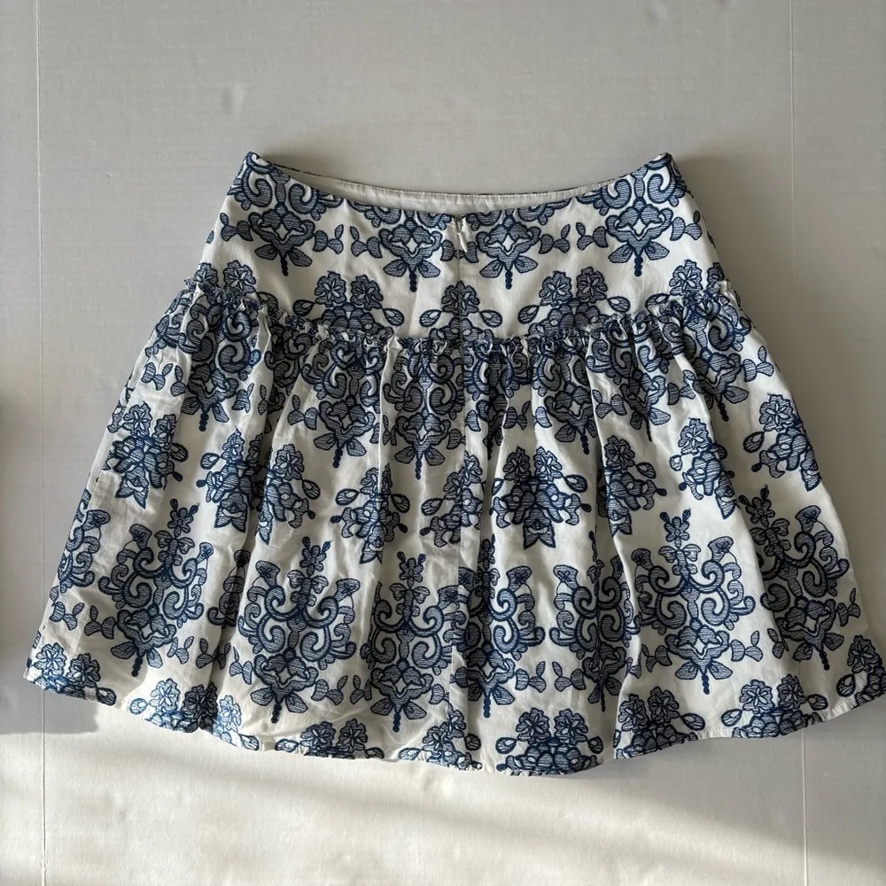 Nicholas Ruffle mini skirt embroidered floral white and blue size 6 - Image 4