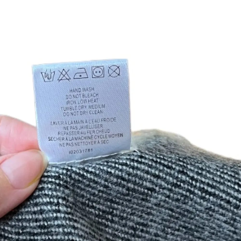 Silence and noise acrylic stripe down scarf - Image 5