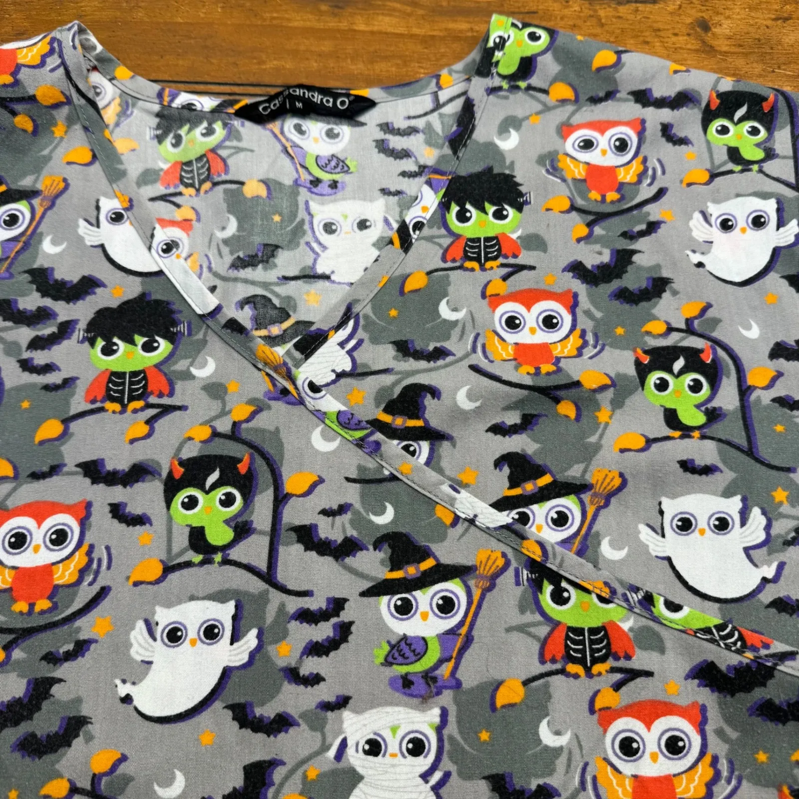 Cassandra O Halloween Owl Bat Ghost Print Scrub Top V Neck Short Sleeve Womens M Gray Size M - Image 3