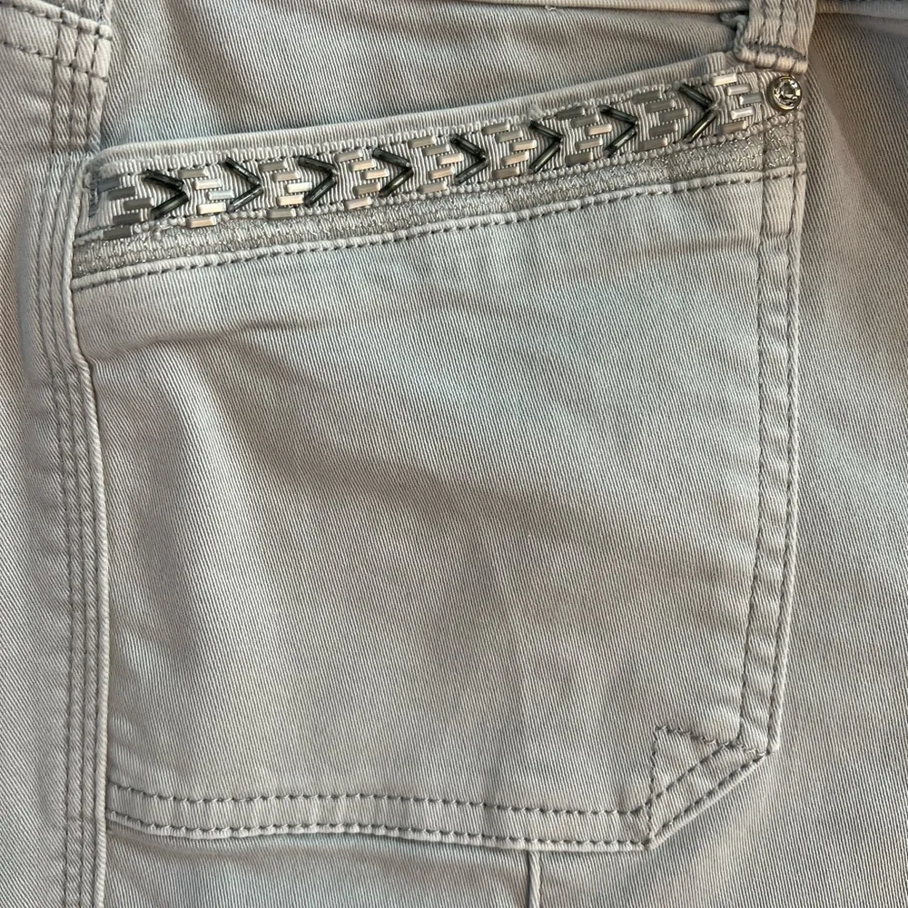 White House Black Market embellished taupe/silver Slim Crop jeans, EUC size 6 - Image 11