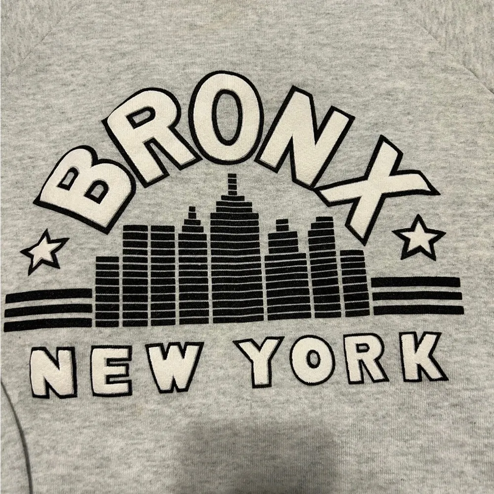 Fruit of the loom vintage grey Bronx sweatshirt single stitch size large - Image 4