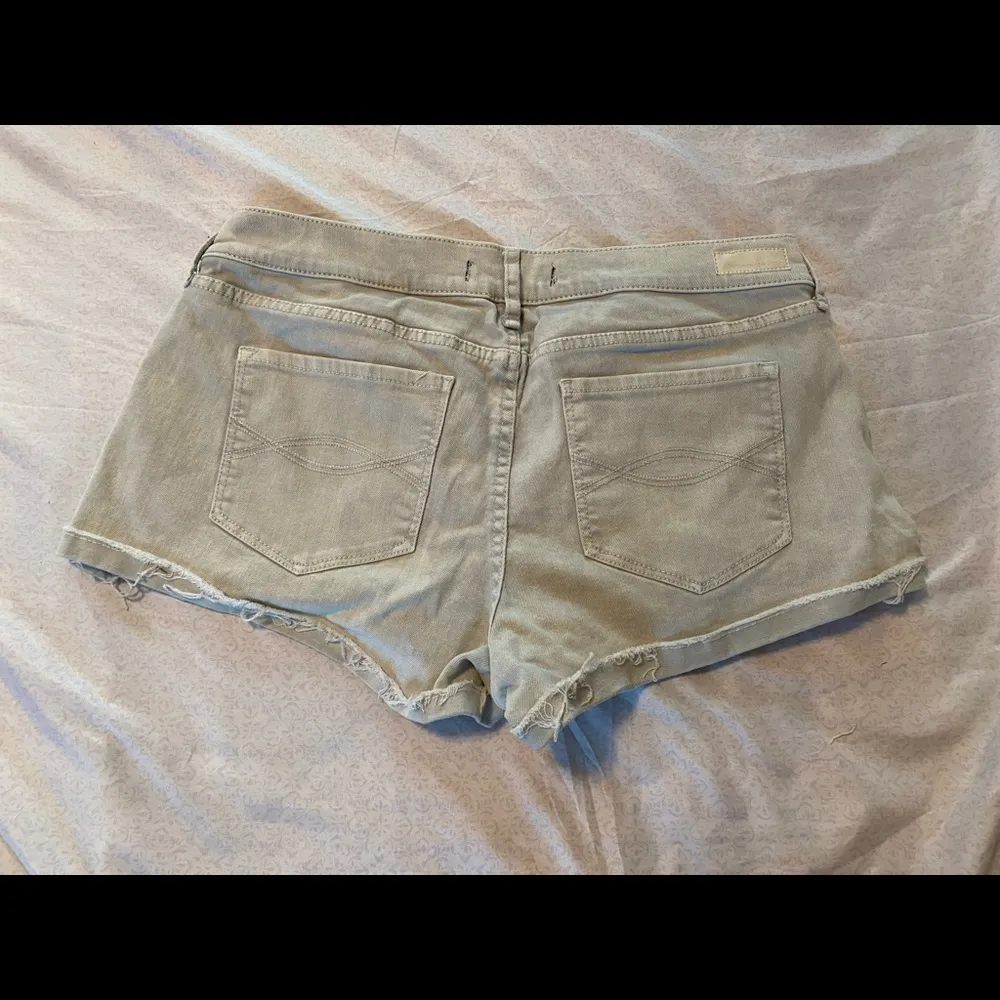 Abercrombie Fitch Jean shorts with zippers on pockets - Image 4
