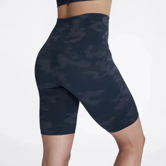 NWT SPANX Look At Me Now Bike Shorts in Black Camo Medium‎ - Image 2