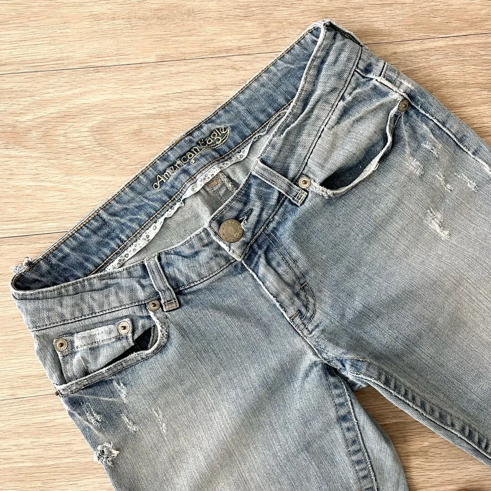 American Eagle Vintage Light Wash Denim Distressed Capri Bermuda Knee Shorts 6 - Image 24