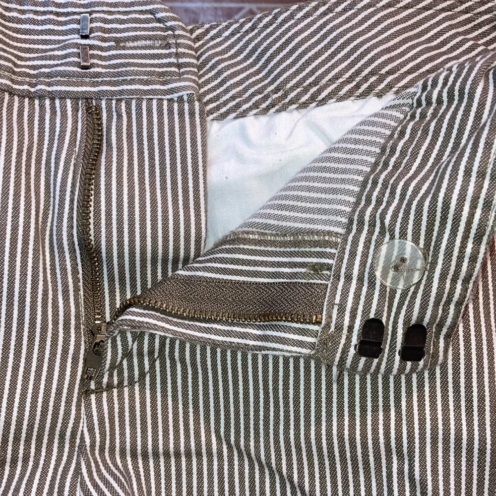 New York & Company Grey & White Stripe Shorts Size 8 - Image 3