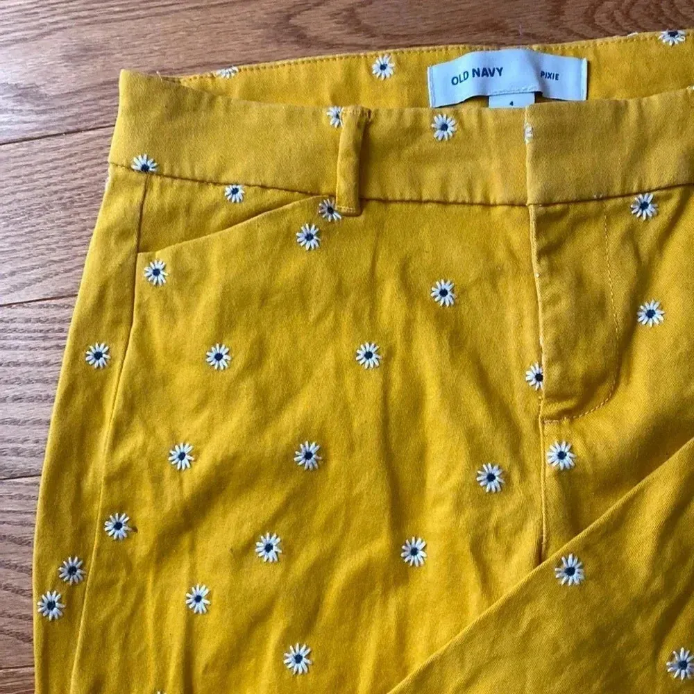 Old Navy Yellow with White Daisy Print Pixie Cut Pants Size 4 - Image 5