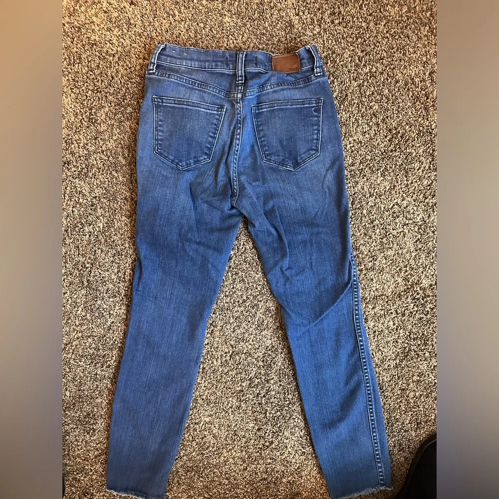 Madewell 10” high riser skinny skinny size 26, medium wash with raw hem - Image 3
