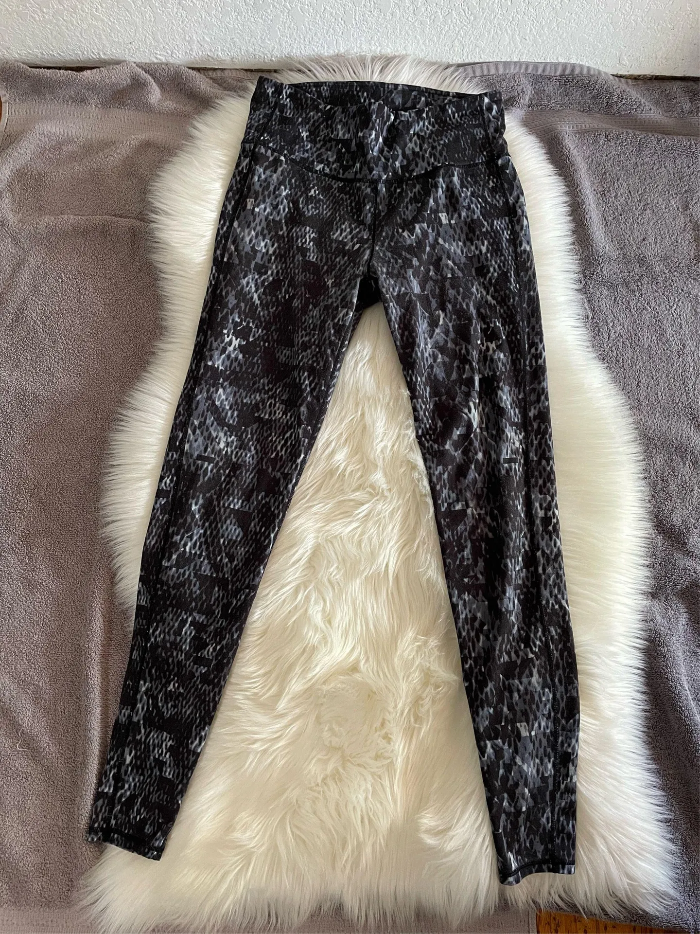 ATHLETA Chaturanga High Rise Black/Gray Cobra Snake Print Leggings  - Image 6