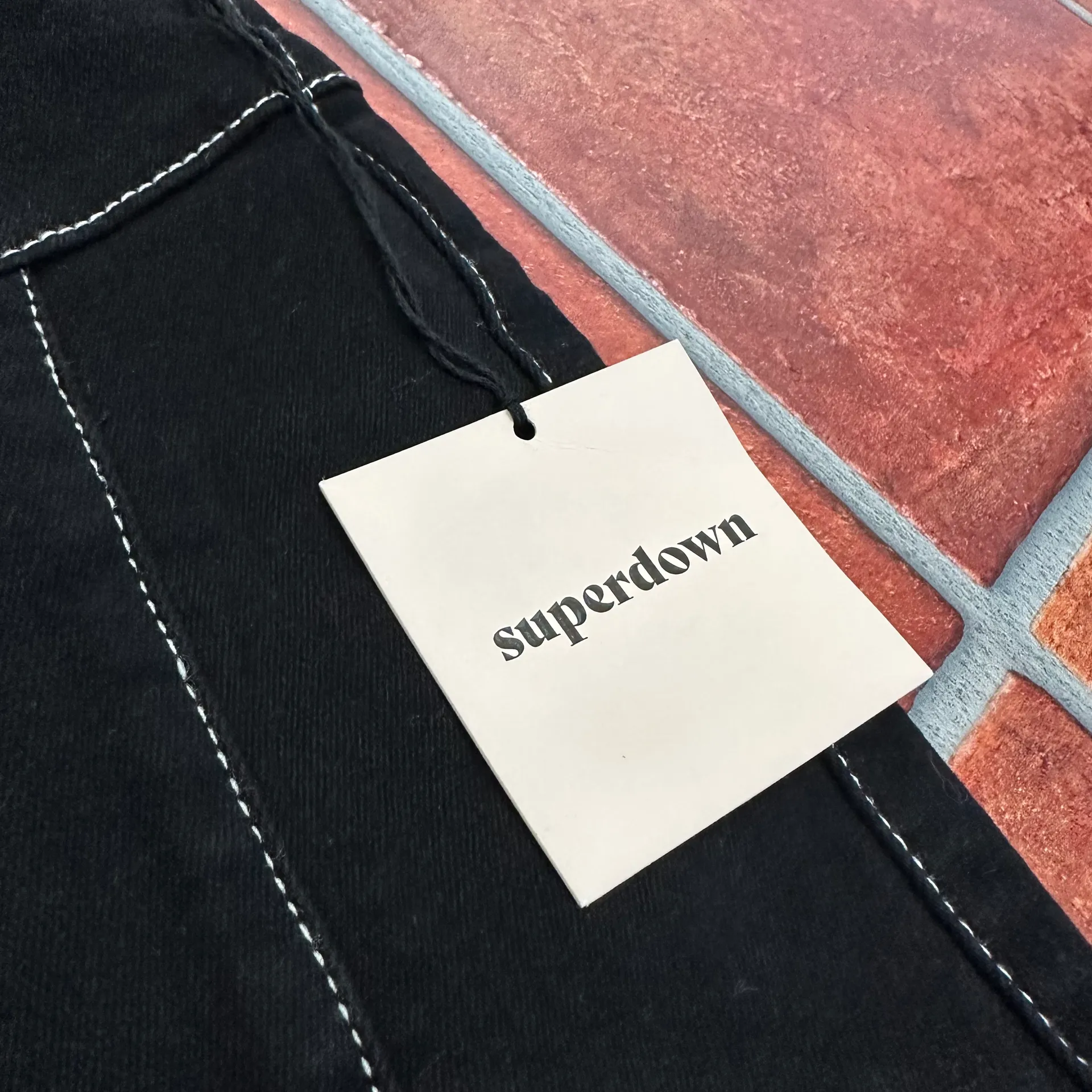 NWT Superdown Exposed Contrast Stitch Stretchy Zip Front Mini Skirt Size M - Image 2