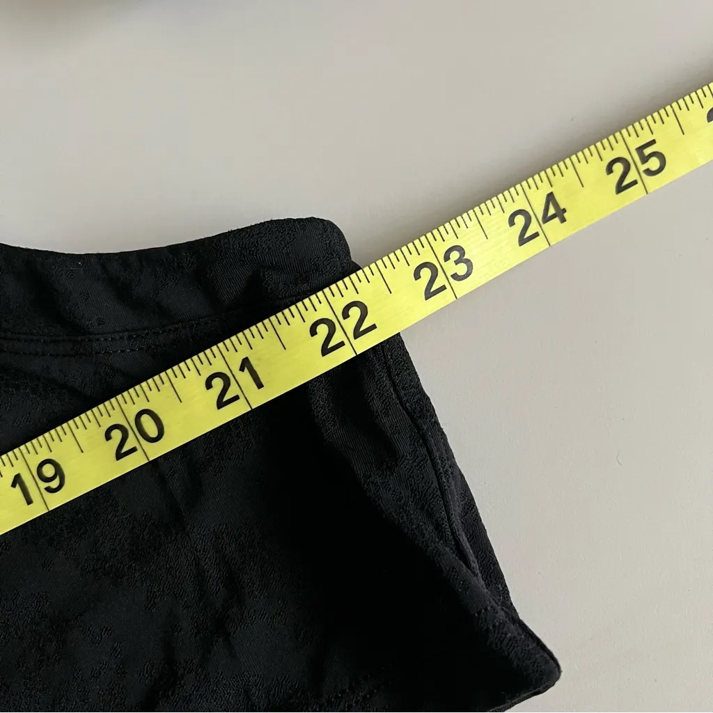 Women’s Lululemon Athletica Black Sleeveless Muscle Tank Crop Top Workout Gym - Image 5