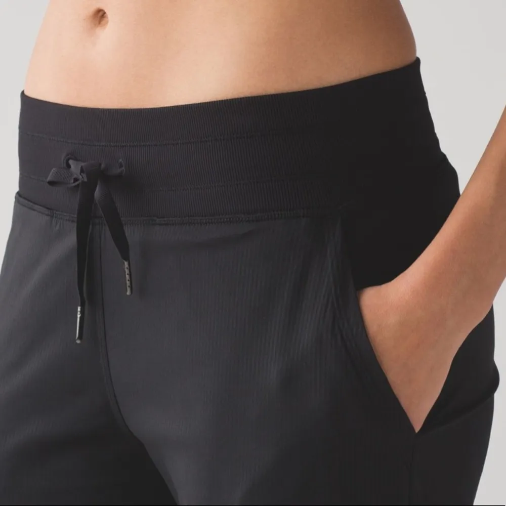 Lululemon  dance studio crop - Image 7