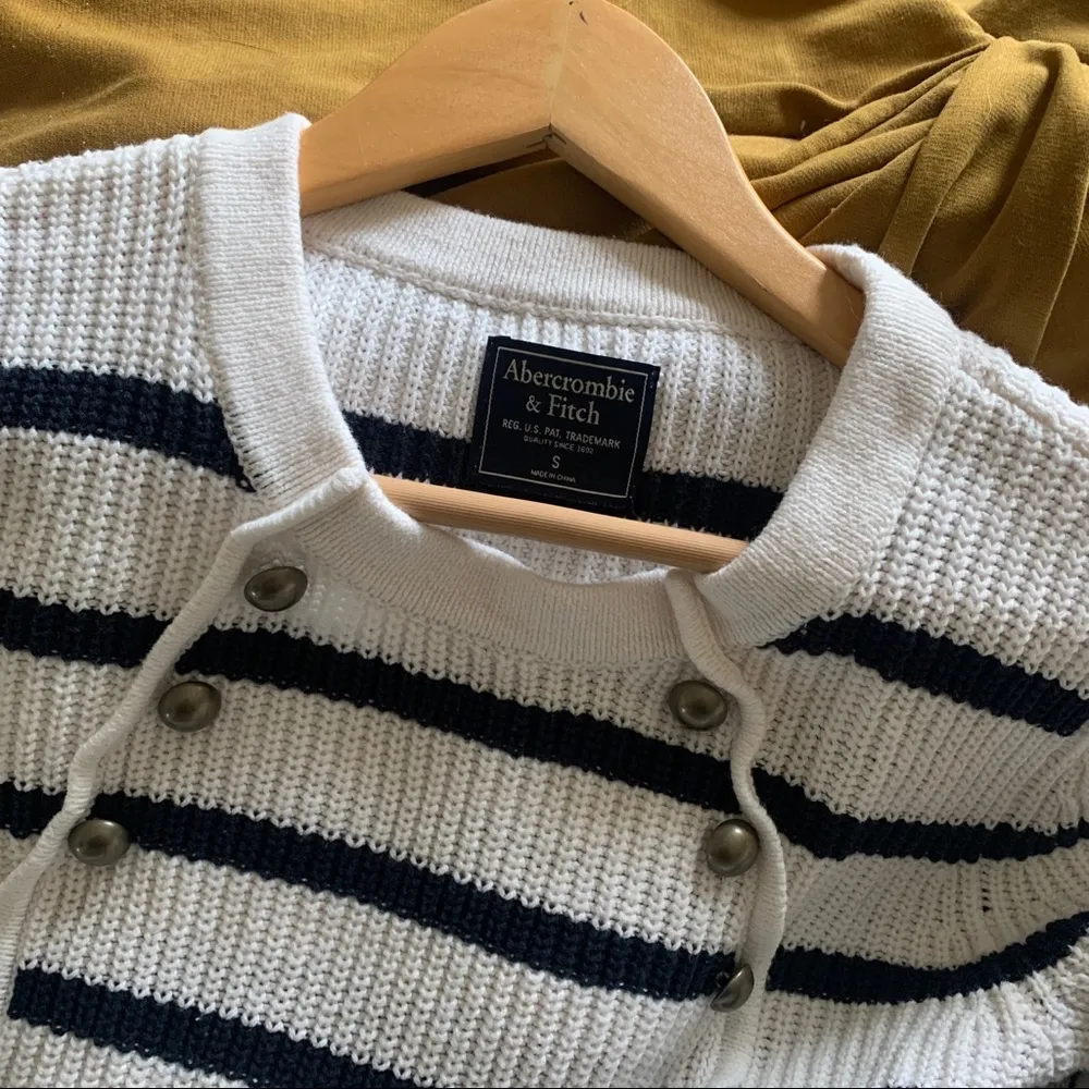 ☀️ Abercrombie knit navy and white stripe sweater - Image 4