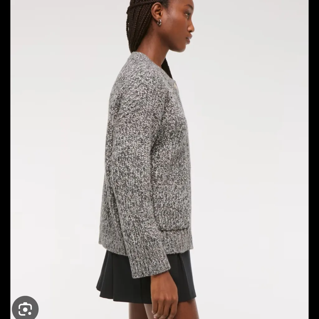 Abercrombie and Fitch- Casual crewneck cardigan with metallic details - Image 2