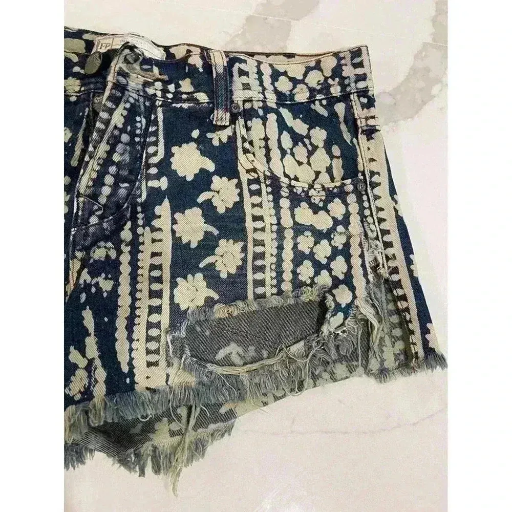 Women's Free People Ends Meet Printed Denim Cutoff Size 26 Mantra Bali Shorts - Image 3