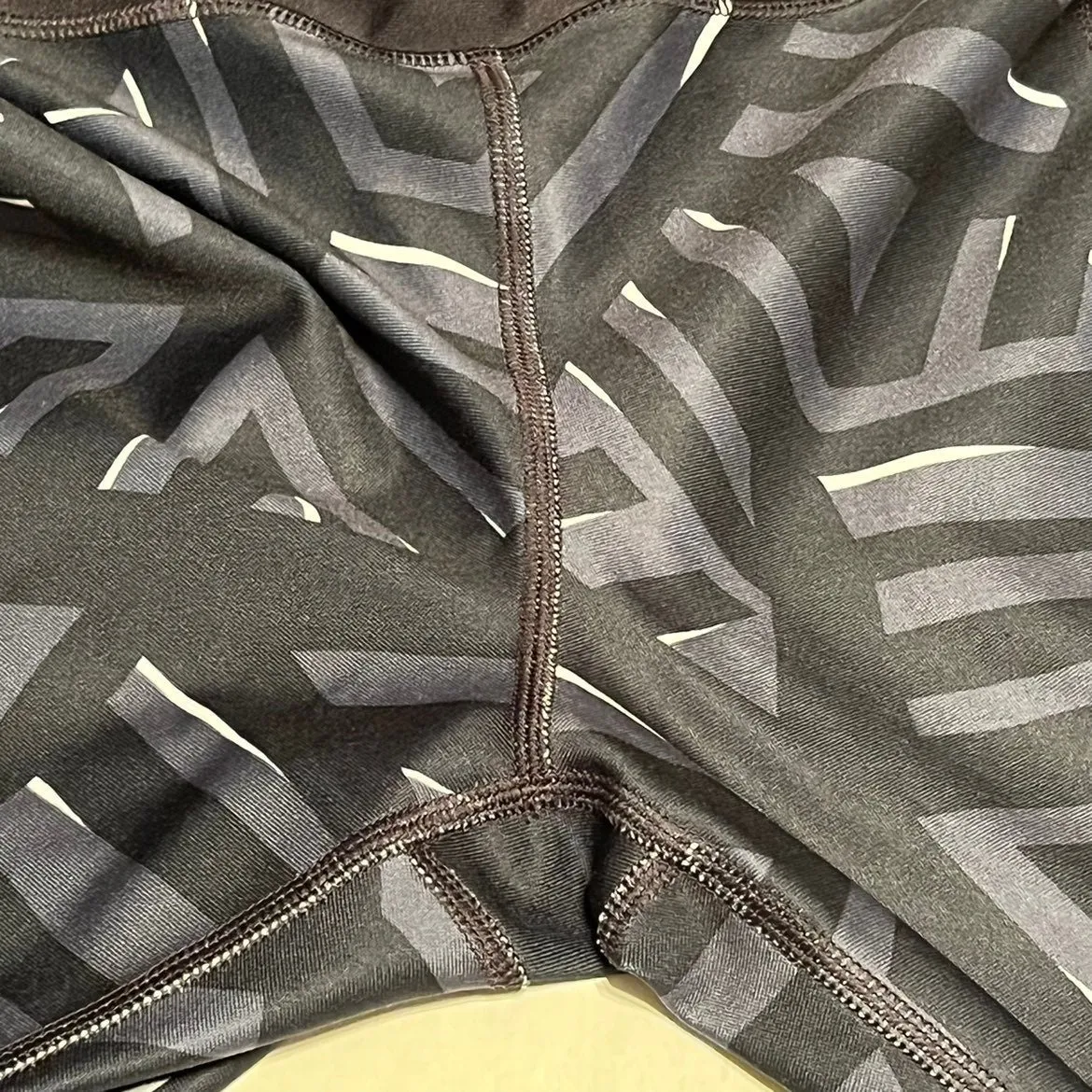 Under Armour women's Size medium‎ cropped capri leggings workout pants - Image 3