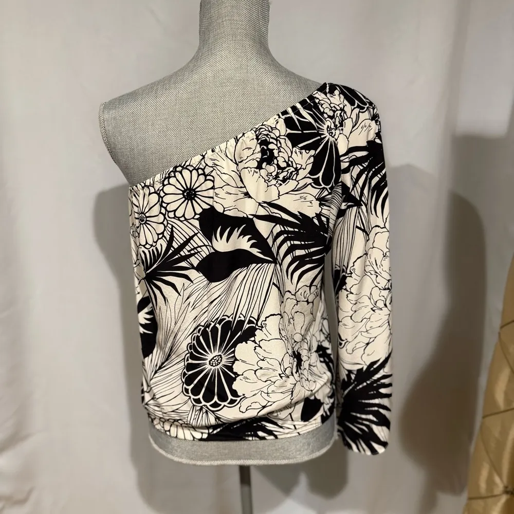 Vintage Kenneth Cole One-Shoulder Silk floral top with Bell Sleeve, Sz 4 - Image 2