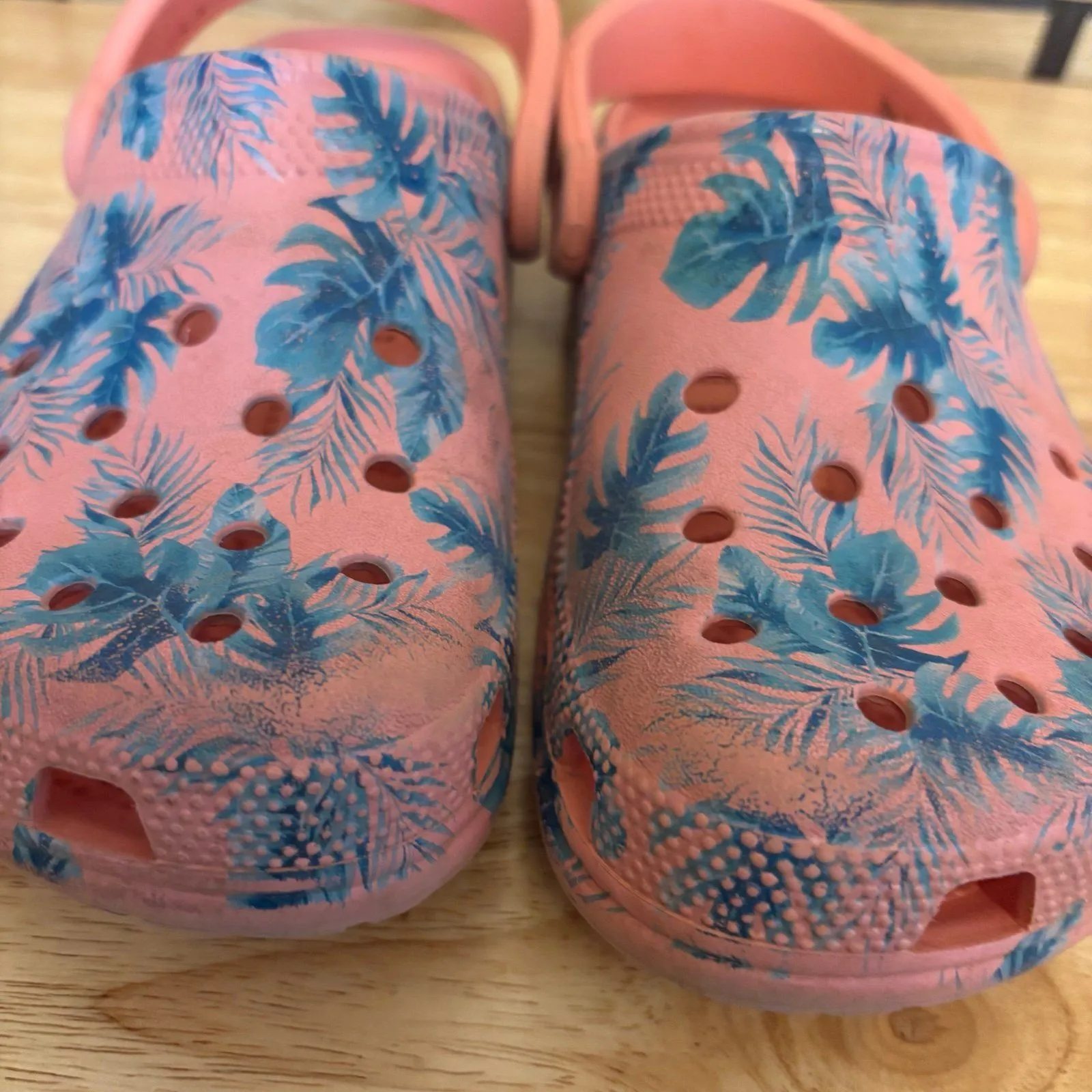 Crocs Pink And Blue Palm Print Clogs Size 6 - Image 4