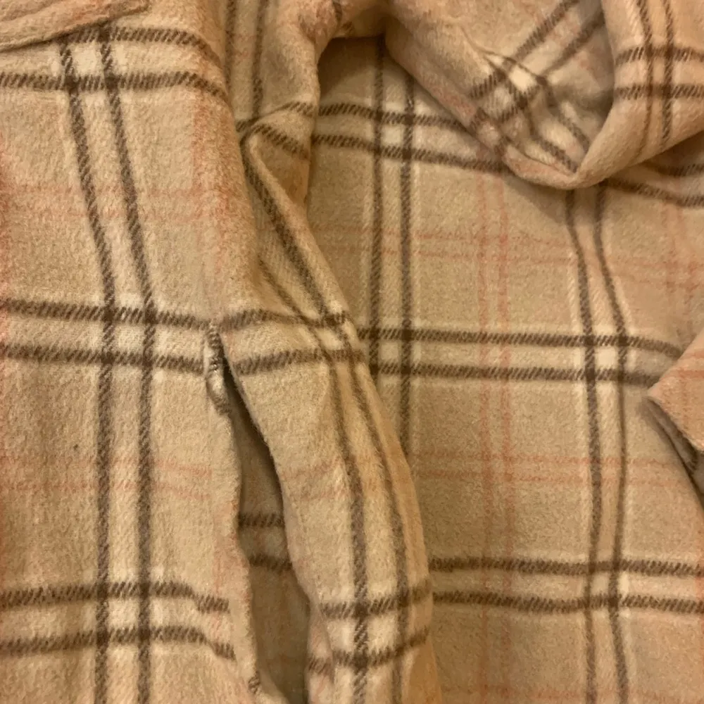 LE LIS NWOT jacket shacket women’s medium beige brown white light red plaid - Image 6