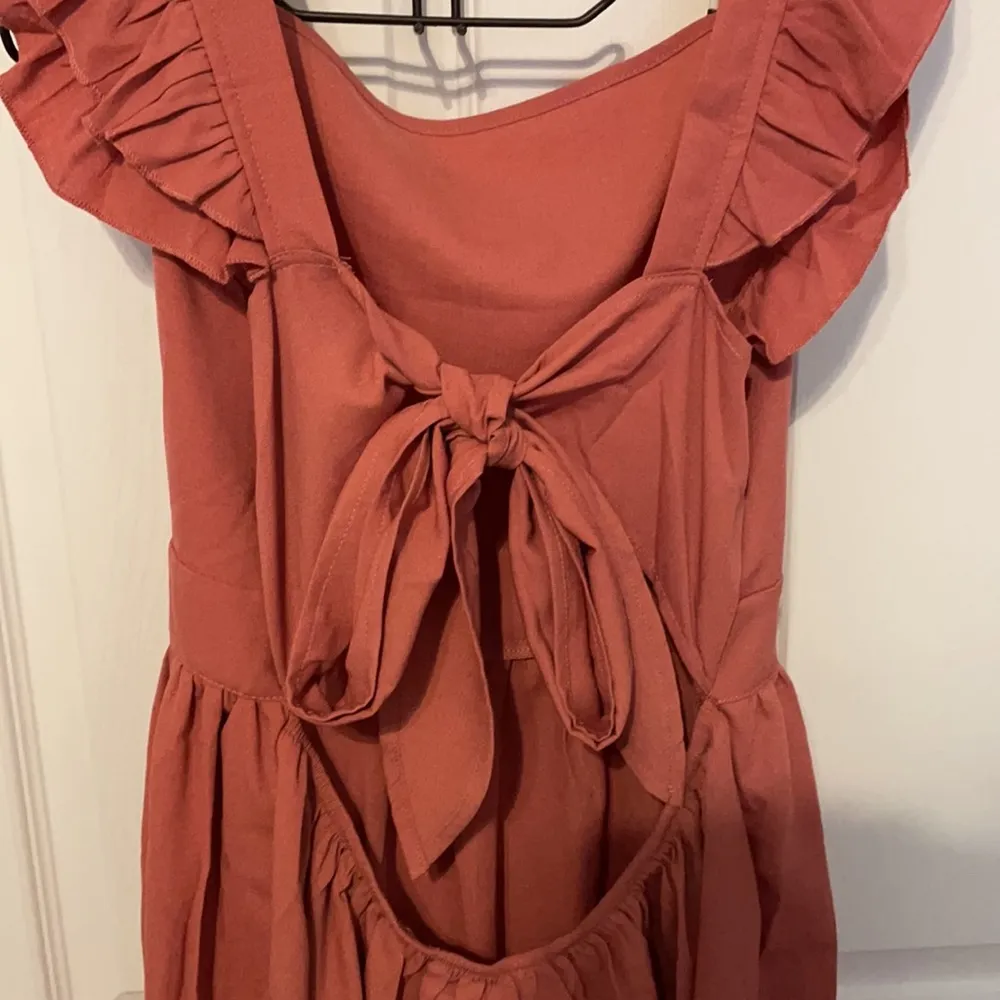 BRAND NEW Apron Style Dress with Ruffle Sleeves and Tie Bow Open Back Size L Pink Size L - Image 5