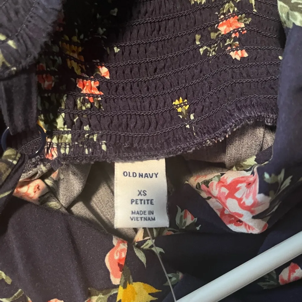 Old Navy Floral romper XS petite - Image 4