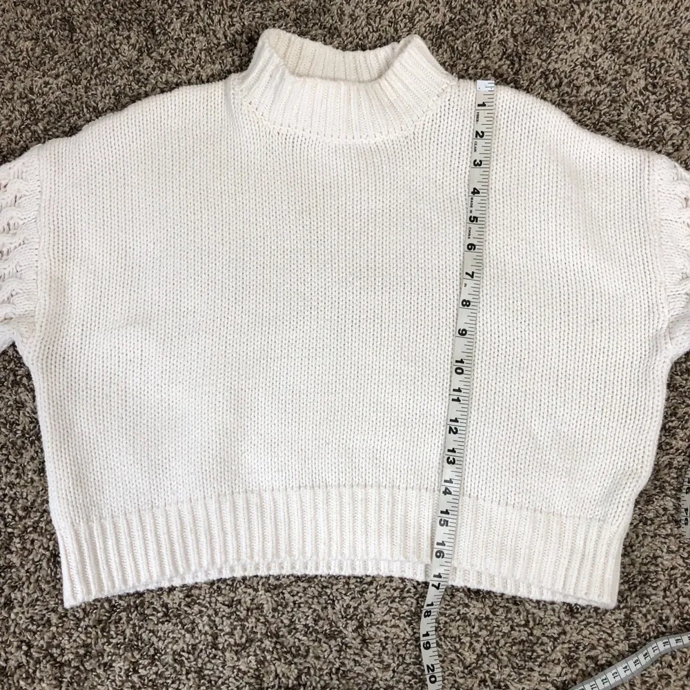 Forever 21 White Chunky Knit Cropped Sweater Size Medium - Image 5
