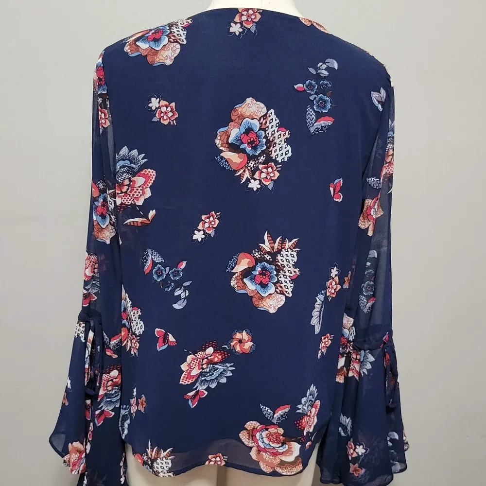 HeartSoul Blue Floral Criss Cross Bell Sleeve Chiffon Blouse Size Large - Image 7
