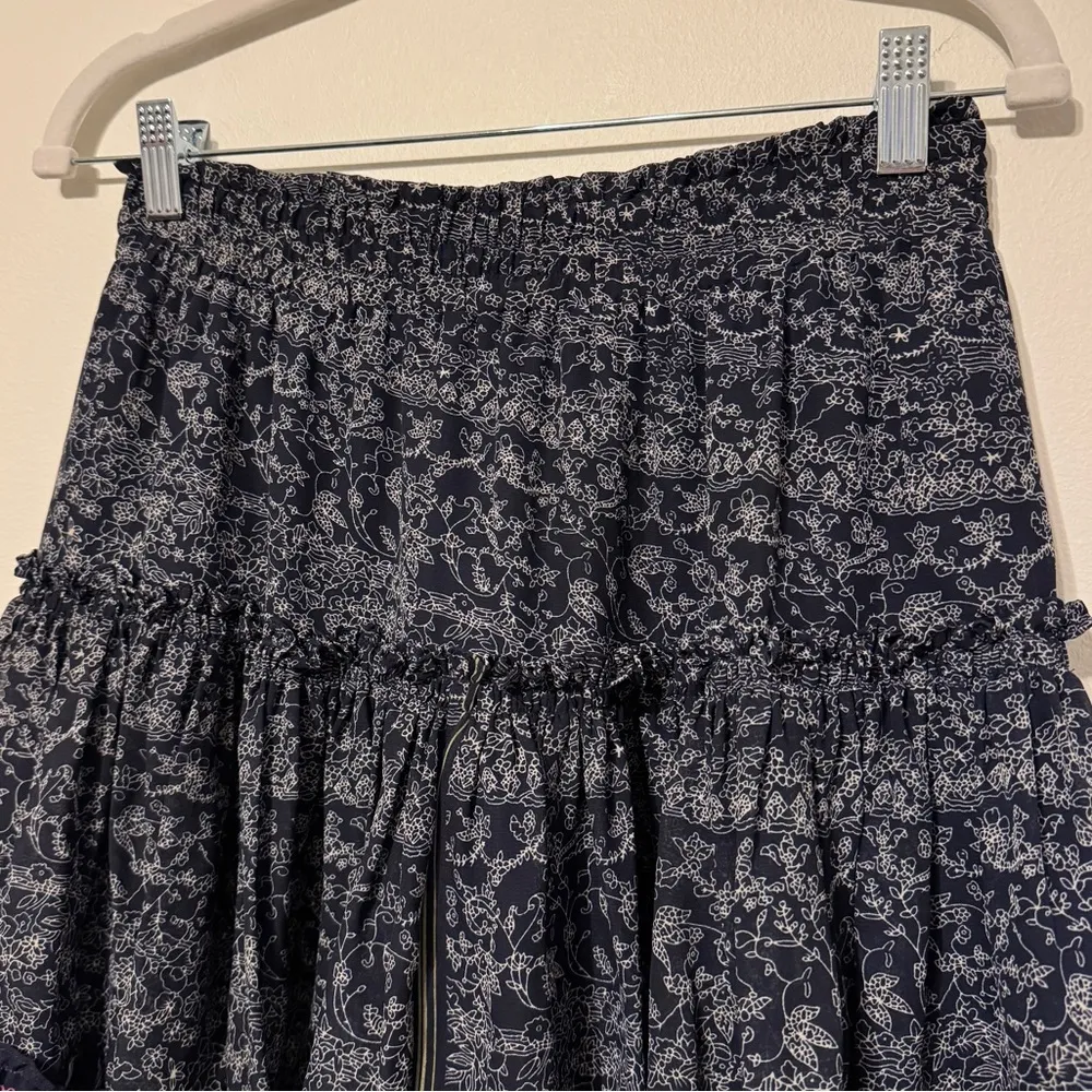 MISA Los Angeles Floral Mini Ruffle Skirt Size Medium Blue white flowy stretch - Image 3
