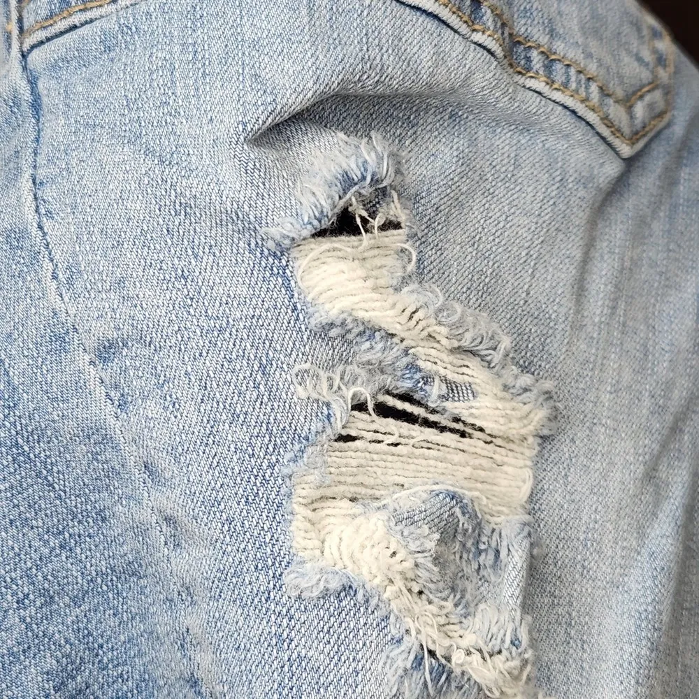 Torrid Feel the Fit Woman’s Plus Size Distressed Denim Jean Shorts Size 16 - Image 3