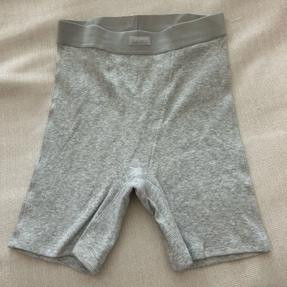 Skims Cotton Rib Boxer - Image 2