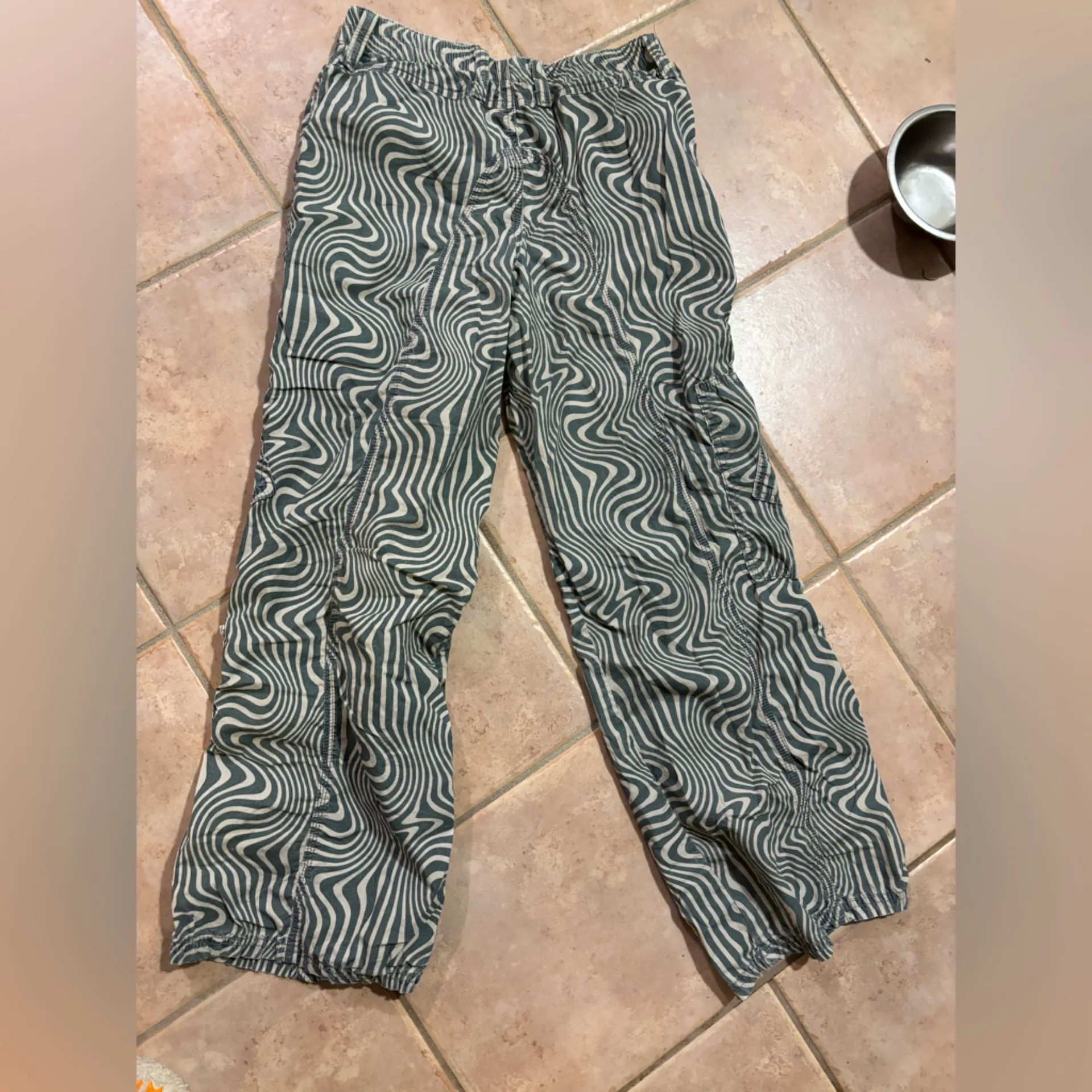 Y2K PRINTED CARGO PANTS - Image 7