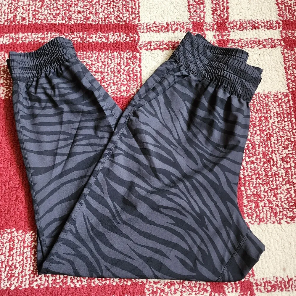 Old Navy Black Green Zebra StretchTech High Waist Nylon Joggers Size Medium - Image 5