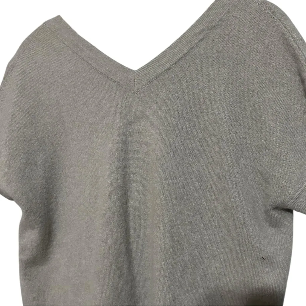Theory Women’s Sz M Heather Gray Deep V-Neck Back Short Sleeve Cashmere Sweater - Image 3
