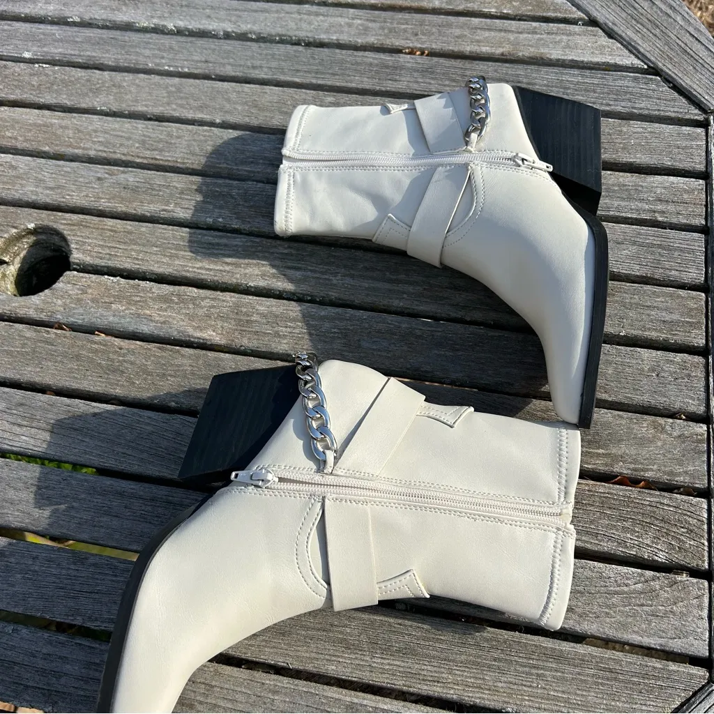 DV Dolce Vita Women's Keeler Harness Moto Engineer Chain Heeled Boots size 9 White - Image 8