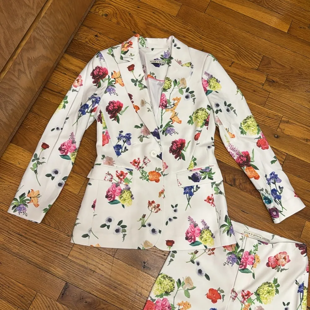 Alice + Olivia floral blazer brand new - Image 2
