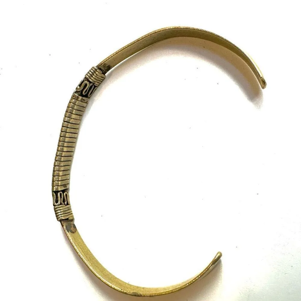 Gold tone etched open cuff bracelet - Image 5