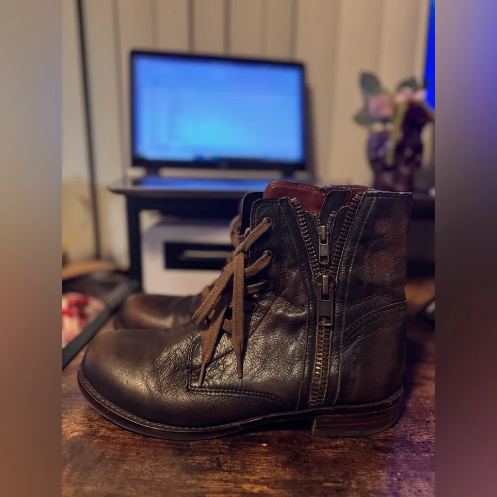 Mia Heritage‎ Brown Distressed Combat Boots size 9 - Image 5