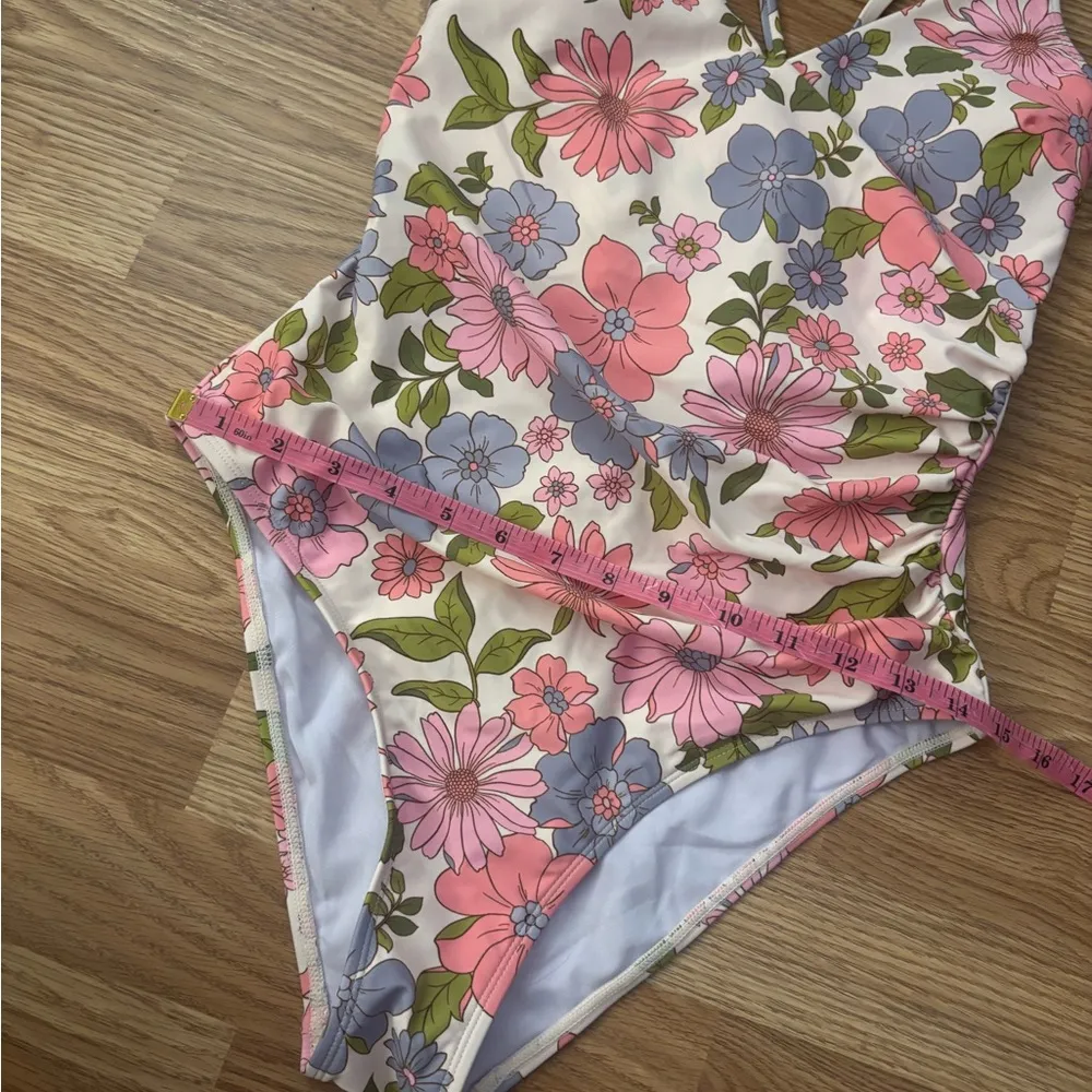 Cupshe Floral Ruched V Neck Criss Cross One Piece Swimsuit Size Medium - Image 5