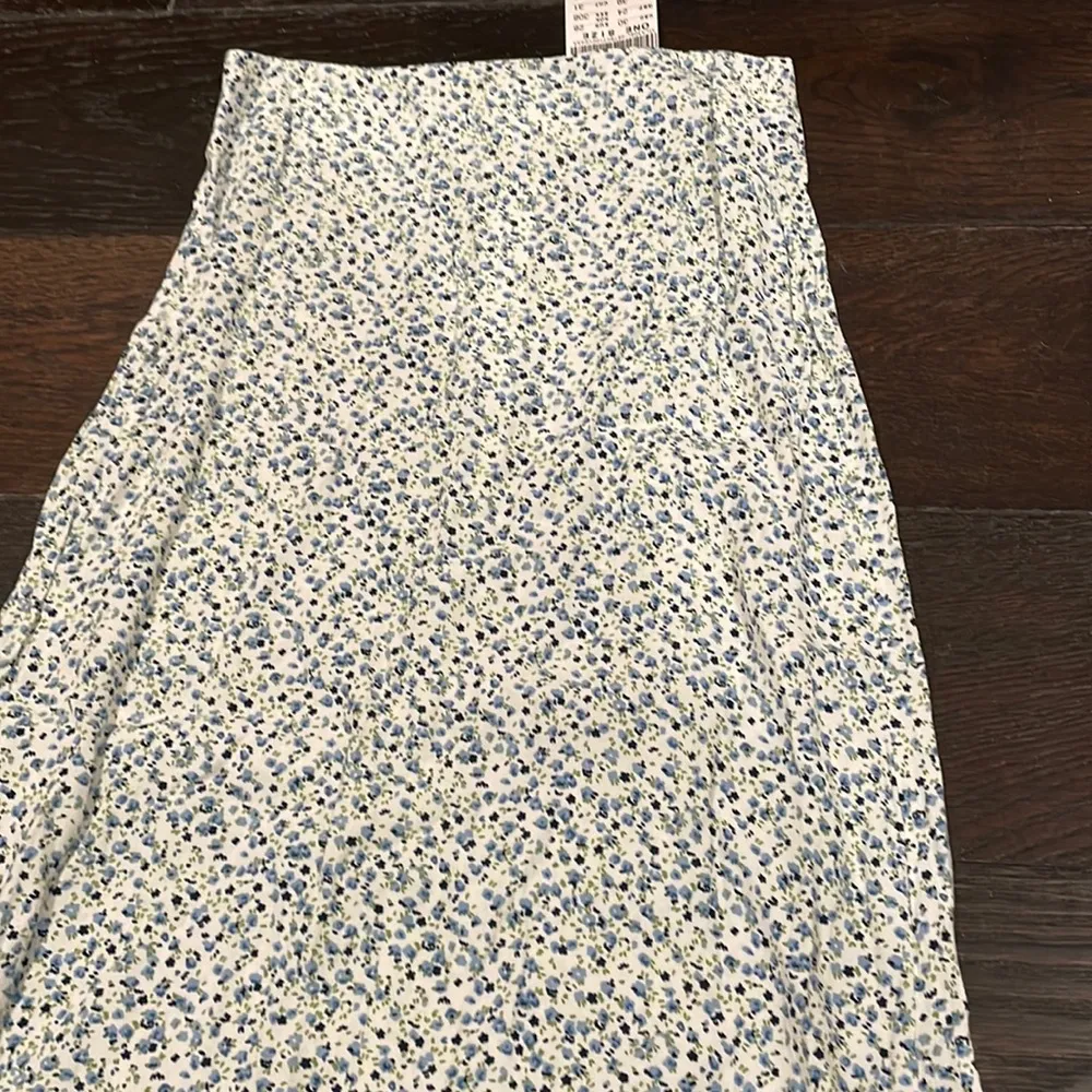 Brandy Melville NWT  Phoebe floral skirt no slit one size midi skirt - Image 2