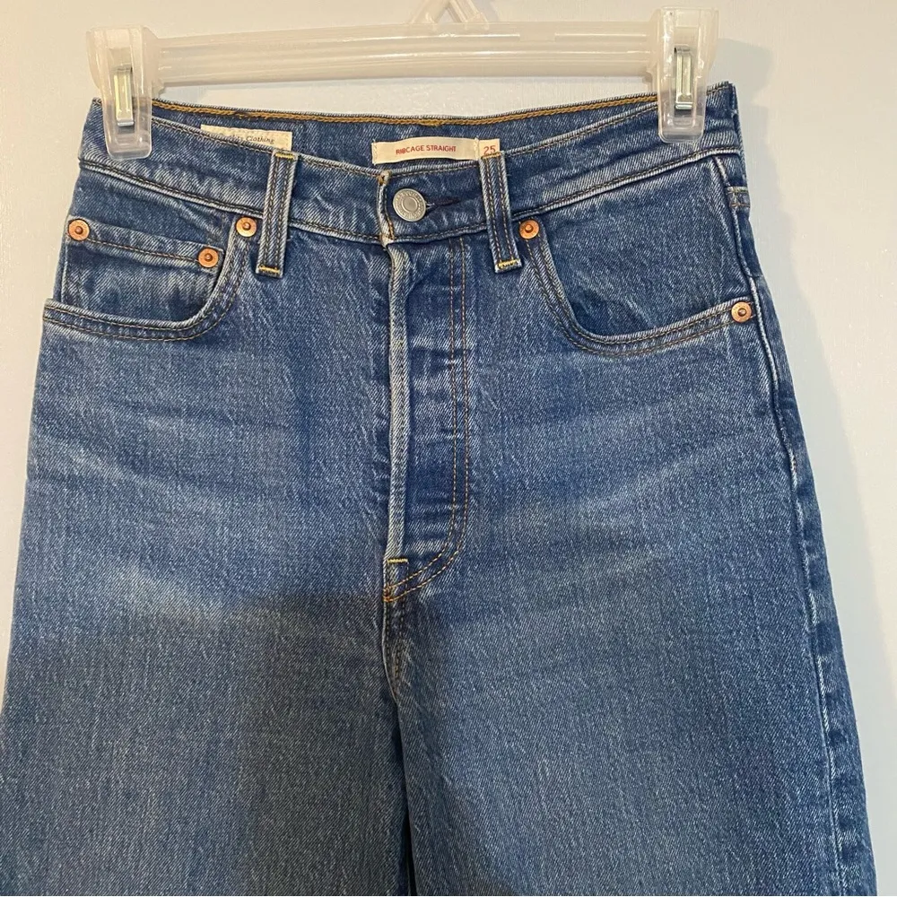 Levi's Premium Ribcage Straight Jeans in Size 25 - Image 6